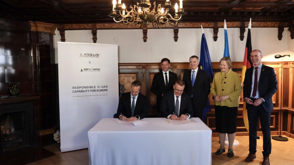 Jaanus Tamm, CEO and founder of Defsecintel Solutions and Christoph Rau, CFO and co-founder of ARGUS, signing the memorandum on the sidelines of Lennart Meri Conference for drone interception technology cooperation. Photo by Defsecintel Solutions
