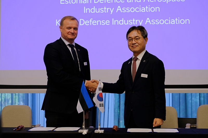 Kalev Koidumäe, CEO of the Estonian Defence and Aerospace Industry Association (EDIA) and Lee Nam-woo, executive vice chairman of the Korea Defense Industry Association (KDIA). Photo by joint press-corp